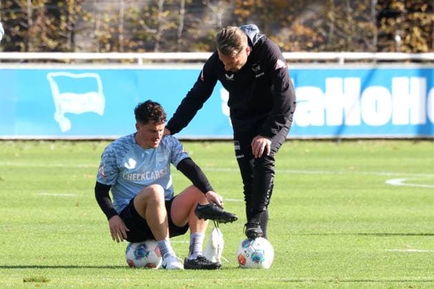 DEU, DFL, 2. FBL Hertha BSC, Training, 13.10.2025, Sportforum, Berlin, DEU, DFL, 2. FBL Hertha BSC, Training, im Bild Diego Demme (Hertha BSC Berlin 6), Co-Trainer Patrick Ebert (Hertha BSC Berlin) DFL - regulations prohibit any use of Photographs as image sequences and or quasi-video
