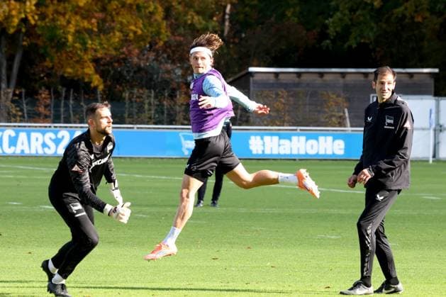 DEU, DFL, 2. FBL Hertha BSC, Training, 13.10.2025, Sportforum, Berlin, DEU, DFL, 2. FBL Hertha BSC, Training, im Bild Fabian Reese (Hertha BSC Berlin 11), Marius Gersbeck (Hertha BSC Berlin 35), Co-Trainer Andre Mijatovic (Hertha BSC Berlin) DFL - regulations prohibit any use of Photographs as image sequences and or quasi-video