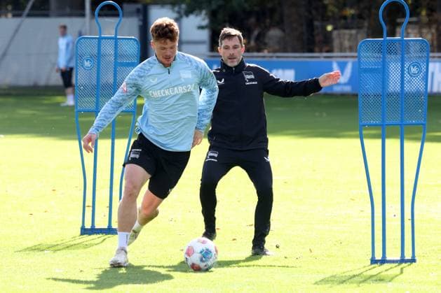 DEU, DFL, 2. FBL Hertha BSC, Training, 13.10.2025, Sportforum, Berlin, DEU, DFL, 2. FBL Hertha BSC, Training, im Bild Cheftrainer Stefan Leitl (Hertha BSC Berlin), Sebastian Groenning (Hertha BSC Berlin 17) DFL - regulations prohibit any use of Photographs as image sequences and or quasi-video