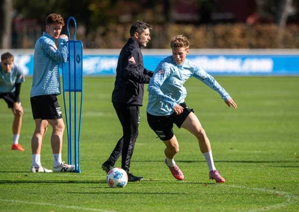 Fussball, Herren, Saison 2025 26, 2. Bundesliga, Hertha BSC, Training, v.l. Marten Winkler (Hertha BSC), Sebastian Grönning (Hertha BSC), Trainer Stefan Leitl (Hertha BSC), Luca Schuler (Hertha BSC), 13.10. 2025,
