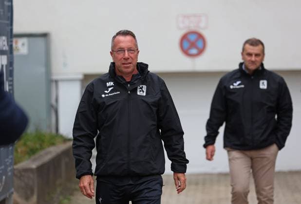 Fussball, Herren, 3.Liga, Saison 2025 2026, TSV 1860 München, Training Markus Kauczinski, Trainer (TSV 1860 München) auf dem Weg zum Trainingsplatz vor zahlreichen schaulustigen Fans