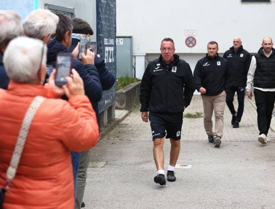 Fussball, Herren, 3.Liga, Saison 2025 2026, TSV 1860 München, Training Markus Kauczinski, Trainer (TSV 1860 München) auf dem Weg zum Trainingsplatz vor zahlreichen schaulustigen Fans