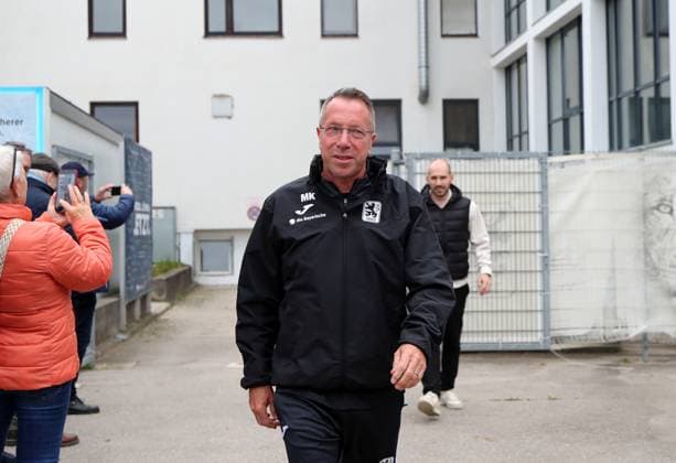Fussball, Herren, 3.Liga, Saison 2025 2026, TSV 1860 München, Training Markus Kauczinski, Trainer (TSV 1860 München) auf dem Weg zum Trainingsplatz vor zahlreichen schaulustigen Fans