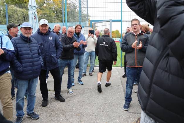 Fussball, Herren, 3.Liga, Saison 2025 2026, TSV 1860 München, Training Markus Kauczinski, Trainer (TSV 1860 München) auf dem Weg zum Trainingsplatz vor zahlreichen schaulustigen Fans