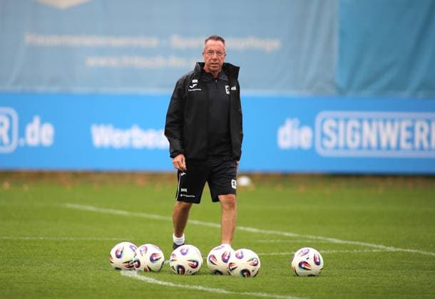 Fussball, Herren, 3.Liga, Saison 2025 2026, TSV 1860 München, Training Markus Kauczinski, Trainer (TSV 1860 München) auf dem Trainingsplatz beim Training, hier mit einigen Bällen am Boden
