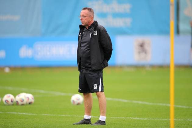 Fussball, Herren, 3.Liga, Saison 2025 2026, TSV 1860 München, Training Markus Kauczinski, Trainer (TSV 1860 München) auf dem Trainingsplatz beim Training