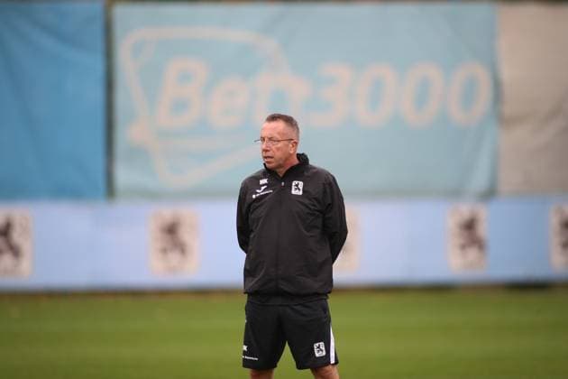 Fussball, Herren, 3.Liga, Saison 2025 2026, TSV 1860 München, Training Markus Kauczinski, Trainer (TSV 1860 München) auf dem Trainingsplatz beobachtet das Training