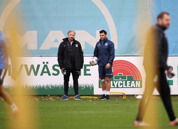 Fussball, Herren, 3.Liga, Saison 2025 2026, TSV 1860 München, Training Physio Nick Wurian (li.) mit dem noch angeschlagenen Kevin Volland (TSV 1860 München) (re.)