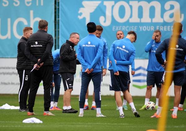 Fussball, Herren, 3.Liga, Saison 2025 2026, TSV 1860 München, Training Markus Kauczinski, Trainer (TSV 1860 München) spricht zur Mannschaft
