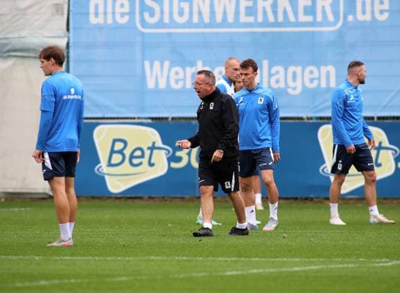 Fussball, Herren, 3.Liga, Saison 2025 2026, TSV 1860 München, Training Markus Kauczinski, Trainer (TSV 1860 München) spricht zur Mannschaft rufen, schreien, Anweisung geben