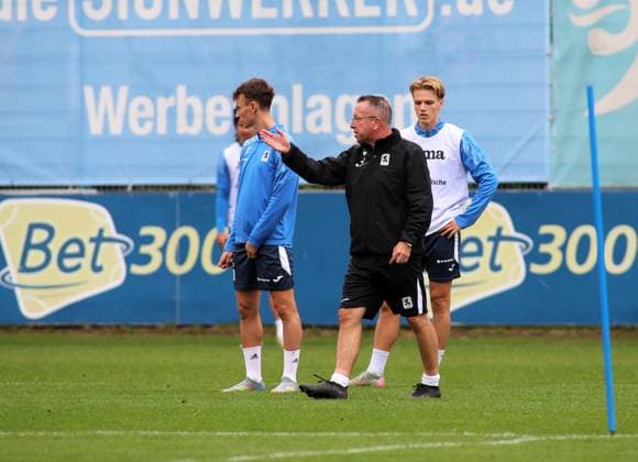 Fussball, Herren, 3.Liga, Saison 2025 2026, TSV 1860 München, Training Markus Kauczinski, Trainer (TSV 1860 München) spricht zur Mannschaft rufen, schreien, Anweisung geben, hebt den rechten Arm