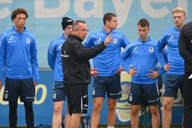 Trainer Markus KAUCZINSKI (1860), Gestik,gibt Anweisungen, Training TSV 1860 Muenchen am 13.10.2025 Fussball 3.Liga,Saison 2025 2026