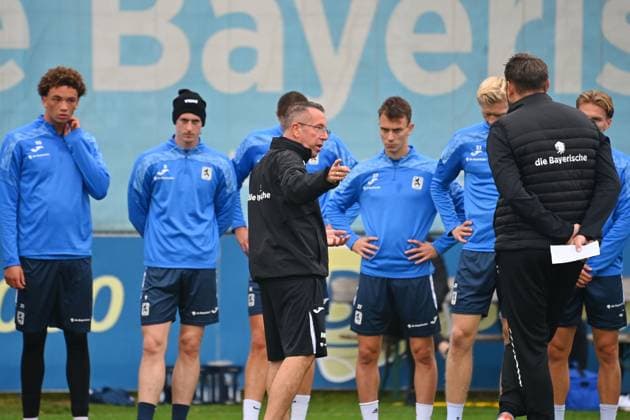 Trainer Markus KAUCZINSKI (1860), Gestik,gibt Anweisungen, Training TSV 1860 Muenchen am 13.10.2025 Fussball 3.Liga,Saison 2025 2026