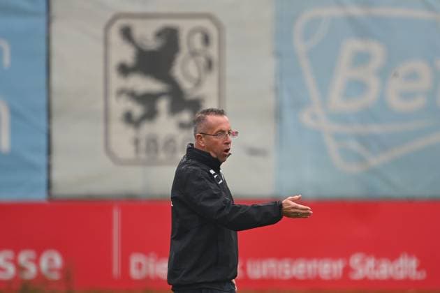 Trainer Markus KAUCZINSKI (1860), Gestik,gibt Anweisungen, Training TSV 1860 Muenchen am 13.10.2025 Fussball 3.Liga,Saison 2025 2026