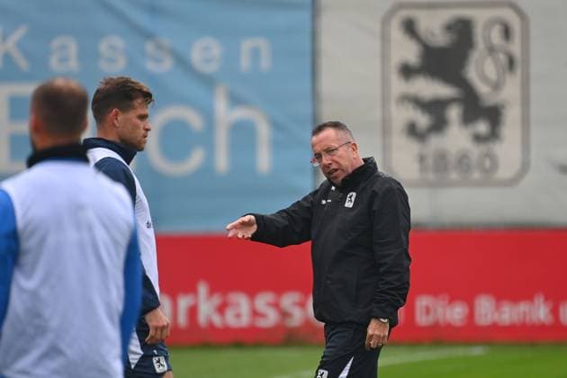 Trainer Markus KAUCZINSKI (1860), Gestik,gibt Anweisungen, Florian NIEDERLECHNER (TSV 1860 Muenchen). Training TSV 1860 Muenchen am 13.10.2025 Fussball 3.Liga,Saison 2025 2026