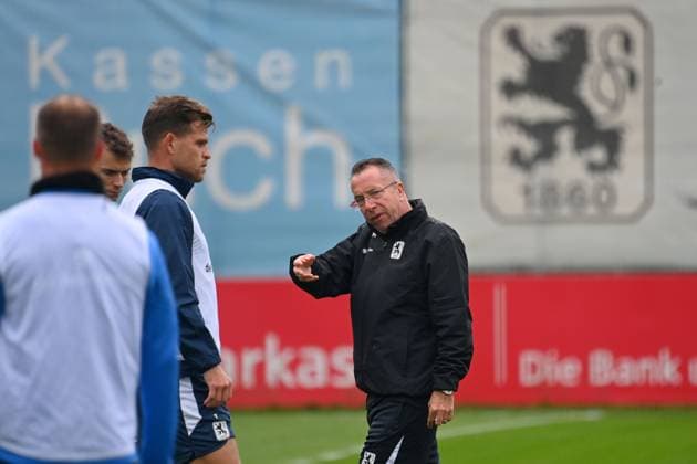 Trainer Markus KAUCZINSKI (1860), Gestik,gibt Anweisungen, Florian NIEDERLECHNER (TSV 1860 Muenchen). Training TSV 1860 Muenchen am 13.10.2025 Fussball 3.Liga,Saison 2025 2026