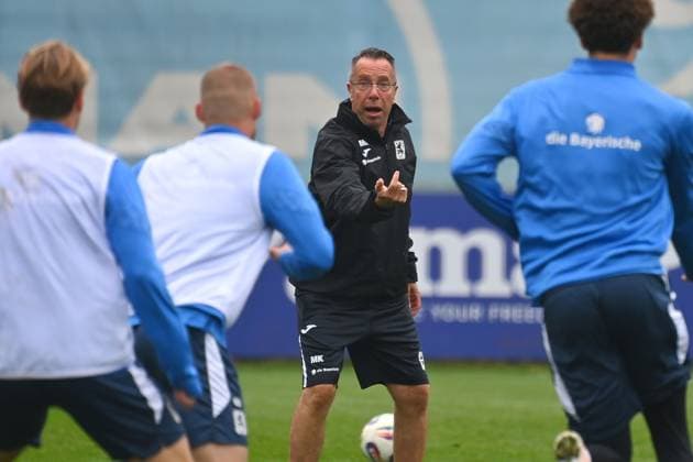 Trainer Markus KAUCZINSKI (1860), Gestik,gibt Anweisungen, Training TSV 1860 Muenchen am 13.10.2025 Fussball 3.Liga,Saison 2025 2026 *** Coach Markus KAUCZINSKI 1860 , gestures, gives instructions, training TSV 1860 Muenchen on 13 10 2025 Soccer 3 Liga,season 2025 2026