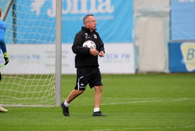 Fussball, Herren, 3.Liga, Saison 2025 2026, TSV 1860 München, Training Markus Kauczinski, Trainer (TSV 1860 München) auf dem Trainingsplatz mit einem Ball in den Händen