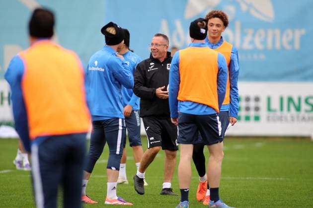 Fussball, Herren, 3.Liga, Saison 2025 2026, TSV 1860 München, Training Markus Kauczinski, Trainer (TSV 1860 München) auf dem Trainingsplatz freudig bei der Mannschaft