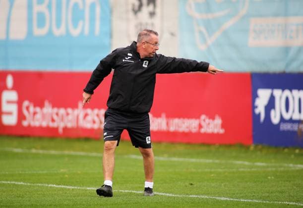 Fussball, Herren, 3.Liga, Saison 2025 2026, TSV 1860 München, Training Markus Kauczinski, Trainer (TSV 1860 München) auf dem Trainingsplatz streckt den linken Arm