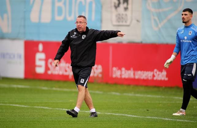 Fussball, Herren, 3.Liga, Saison 2025 2026, TSV 1860 München, Training Markus Kauczinski, Trainer (TSV 1860 München) auf dem Trainingsplatz gibt Anweisungen hebt den linken Arm