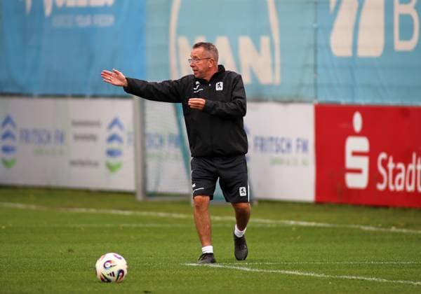 Fussball, Herren, 3.Liga, Saison 2025 2026, TSV 1860 München, Training Markus Kauczinski, Trainer (TSV 1860 München) auf dem Trainingsplatz gibt Anweisungen hebt den rechten Arm