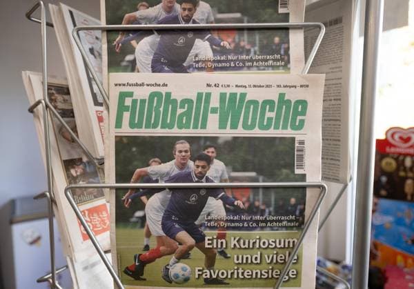 Fußball, Saison 2025 2026, Medien, Die Fachzeitschrift Fußball-Woche aus Berlin erschien am 13. Oktober 2025 nach 102 Jahren zum letzten Mal, sie wurde mit der Ausgabe 42 2025 eingestellt, 13.10. 2025, Copyright: xMatthiasxKochx