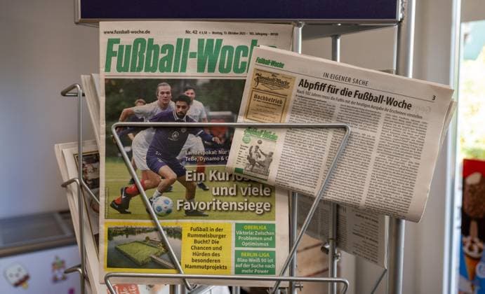 Fußball, Saison 2025 2026, Medien, Die Fachzeitschrift Fußball-Woche aus Berlin erschien am 13. Oktober 2025 nach 102 Jahren zum letzten Mal, sie wurde mit der Ausgabe 42 2025 eingestellt, 13.10. 2025, Copyright: xMatthiasxKochx