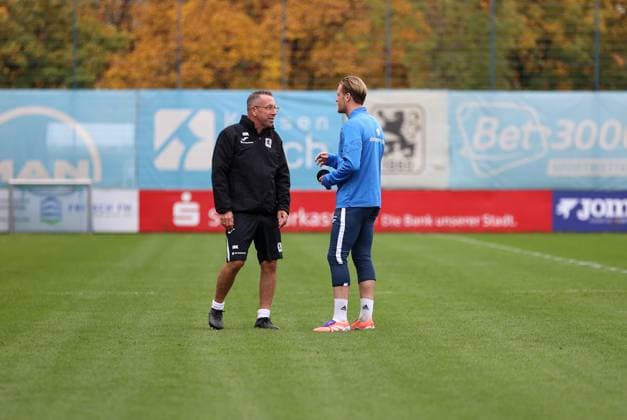 Fussball, Herren, 3.Liga, Saison 2025 2026, TSV 1860 München, Training Markus Kauczinski, Trainer (TSV 1860 München) auf dem Trainingsplatz (li.) mit Thore Jacobsen (TSV 1860 München) (re.) im Einzelgespräch