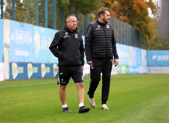 Fussball, Herren, 3.Liga, Saison 2025 2026, TSV 1860 München, Training Markus Kauczinski, Trainer (TSV 1860 München) auf dem Trainingsplatz (li.) mit Markus Brzenska, Co-Trainer (TSV 1860 München) (re.)