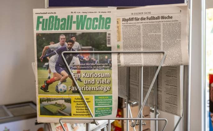 Fußball, Saison 2025 2026, Medien, Die Fachzeitschrift Fußball-Woche aus Berlin erschien am 13. Oktober 2025 nach 102 Jahren zum letzten Mal, sie wurde mit der Ausgabe 42 2025 eingestellt, 13.10. 2025, Copyright: xMatthiasxKochx