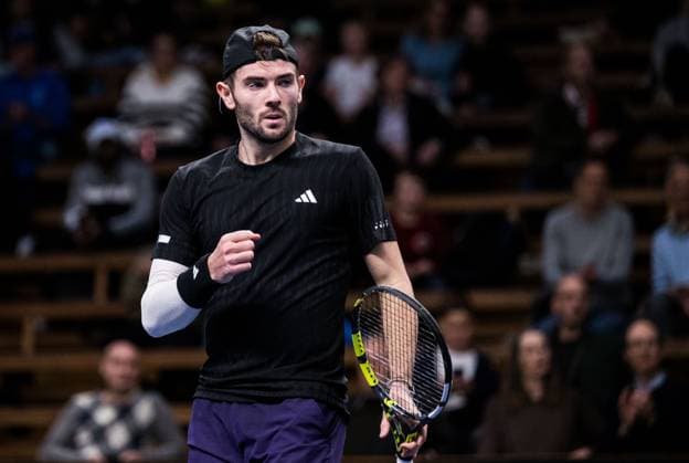 251013 Jacob Fearnley of Great Britain competes in a men s singles tennis match during day 1 of the ATP, Tennis Herren 250 Nordic Open on October 13, 2025 in Stockholm. Photo: Emma Wallskog BILDBYRAN COP 320 EW0577 tennis nordic open nordic open 2024 bbeng jubel Copyright: EMMAxWALLSKOG BB251013EW023