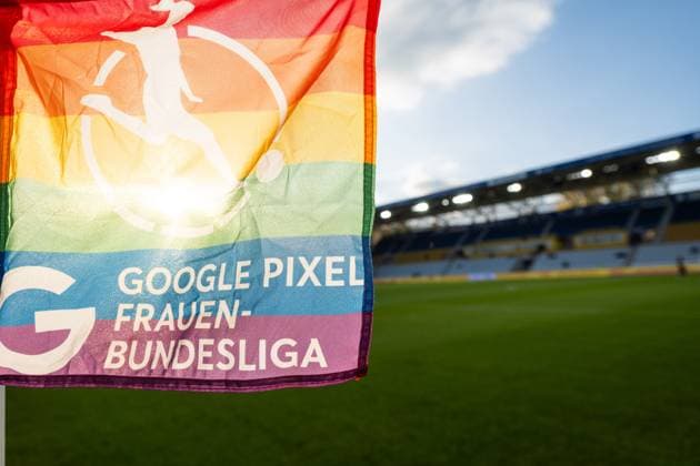 Google Pixel Frauen-Bundesliga 2025 26, 6. Spieltag am 13.10.2025 FC Carl Zeiss Jena vs 1. FC Nürnberg Eckfahne mit dem Logo der Frauen Bundesliga im Herbstlicht ad hoc Arena im Ernst-Abbe