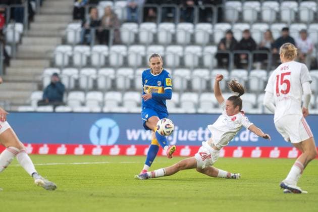Google Pixel Frauen-Bundesliga 2025 26, 6. Spieltag am 13.10.2025 FC Carl Zeiss Jena vs 1. FC Nürnberg Mitte: Rieke Tietz (Jena) mit einer aussichtsreichen Torchance. Julia Pollak (Nürnberg) kann den Schuss aber blocken ad hoc Arena im Ernst-Abbe