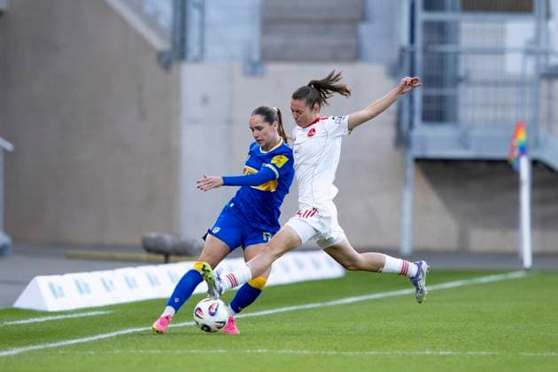 Google Pixel Frauen-Bundesliga: FC Carl Zeiss Jena vs. 1. FC Nürnberg; Jena; 13.10.2025 Rieke Tietz ( 17; FC Carl Zeiss Jena) gegen Julia Pollak ( 22; 1. FC Nürnberg)Google Pixel Frauen-Bundesliga: FC Carl Zeiss Jena vs. 1. FC Nürnberg; ad hoc arena im Ernst-Abbe-Sportfeld; 13.10.2025 Copyright: xBEAUTIFULxSPORTS Duehringx