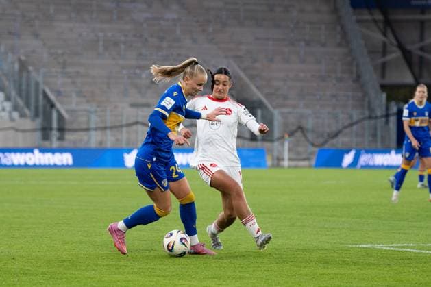 Google Pixel Frauen-Bundesliga 2025 26, 6. Spieltag am 13.10.2025 FC Carl Zeiss Jena vs 1. FC Nürnberg v.li. Isabella Jaron (Jena) im Zweikampf gegen Selma Licina (Nürnberg) ad hoc Arena im Ernst-Abbe