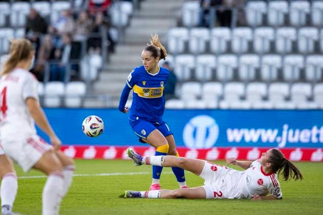 Google Pixel Frauen-Bundesliga: FC Carl Zeiss Jena vs. 1. FC Nürnberg; Jena; 13.10.2025 Rieke Tietz ( 17; FC Carl Zeiss Jena) gegen Julia Pollak ( 22; 1. FC Nürnberg) Google Pixel Frauen-Bundesliga: FC Carl Zeiss Jena vs. 1. FC Nürnberg; ad hoc arena im Ernst-Abbe-Sportfeld; 13.10.2025 Copyright: xBEAUTIFULxSPORTS Duehringx