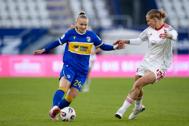 Google Pixel Frauen-Bundesliga: FC Carl Zeiss Jena vs. 1. FC Nürnberg; Jena; 13.10.2025 Isabella Jaron ( 24; FC Carl Zeiss Jena) gegen Oliwia Wo? ( 15; 1. FC Nürnberg) Google Pixel Frauen-Bundesliga: FC Carl Zeiss Jena vs. 1. FC Nürnberg; ad hoc arena im Ernst-Abbe-Sportfeld; 13.10.2025 Copyright: xBEAUTIFULxSPORTS Duehringx