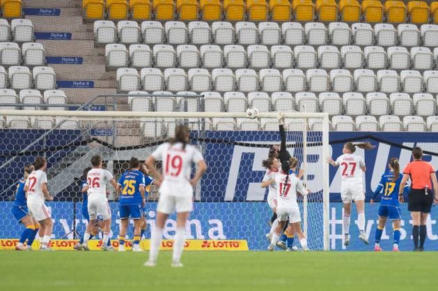 Google Pixel Frauen-Bundesliga 2025 26, 6. Spieltag am 13.10.2025 FC Carl Zeiss Jena vs 1. FC Nürnberg Mitte: Jena Torfrau Hannah Etzold (Jena) greift an einem Eckball vorbei, die Szene führt zum Eigentor und zum 1:0 Führungstreffer für Nürnberg ad hoc Arena im Ernst-Abbe