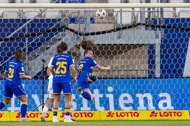 Google Pixel Frauen-Bundesliga: FC Carl Zeiss Jena vs. 1. FC Nürnberg; Jena; 13.10.2025 Eigentor 0:1 durch Felicia Sophie Sträßer ( 8; FC Carl Zeiss Jena) Google Pixel Frauen-Bundesliga: FC Carl Zeiss Jena vs. 1. FC Nürnberg; ad hoc arena im Ernst-Abbe-Sportfeld; 13.10.2025 Copyright: xBEAUTIFULxSPORTS Duehringx