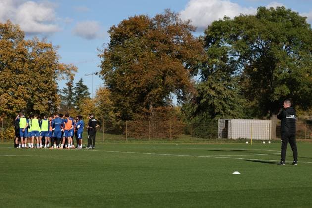 Trainer Petrik Sander (1. FC Magdeburg) schaut von rechts auf den Spielerkreis - 2. Fußball Bundesliga Saison 2025-2026 Training 1. FC Magdeburg an der Avnet Arena in Magdeburg - Fußball,Mann,Männer,Deutschland,13.10.2025
