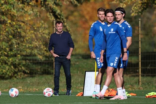 Geschäftsführer Otmar Schork (1. FC Magdeburg) und Spieler unscharf - 2. Fußball Bundesliga Saison 2025-2026 Training 1. FC Magdeburg an der Avnet Arena in Magdeburg - Fußball,Mann,Männer,Deutschland,13.10.2025
