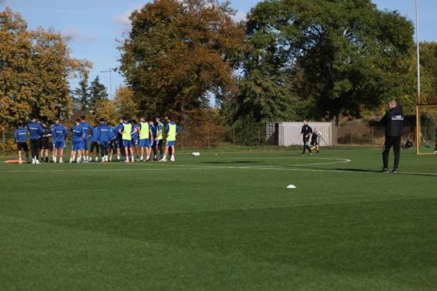 Trainer Petrik Sander (1. FC Magdeburg) schaut von rechts auf den Spielerkreis - 2. Fußball Bundesliga Saison 2025-2026 Training 1. FC Magdeburg an der Avnet Arena in Magdeburg - Fußball,Mann,Männer,Deutschland,13.10.2025