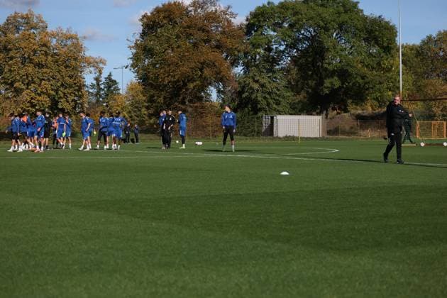 Trainer Petrik Sander (1. FC Magdeburg) schaut von rechts auf den Spielerkreis - 2. Fußball Bundesliga Saison 2025-2026 Training 1. FC Magdeburg an der Avnet Arena in Magdeburg - Fußball,Mann,Männer,Deutschland,13.10.2025