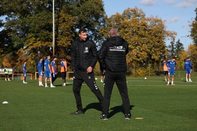 Trainer Pascal Ibold (l.,1. FC Magdeburg) und Trainer Petrik Sander (1. FC Magdeburg) - 2. Fußball Bundesliga Saison 2025-2026 Training 1. FC Magdeburg an der Avnet Arena in Magdeburg - Fußball,Mann,Männer,Deutschland,13.10.2025