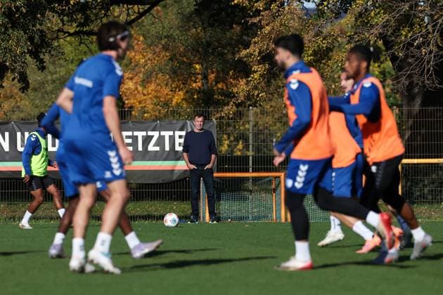 Geschäftsführer Otmar Schork (1. FC Magdeburg) und Spieler unscharf - 2. Fußball Bundesliga Saison 2025-2026 Training 1. FC Magdeburg an der Avnet Arena in Magdeburg - Fußball,Mann,Männer,Deutschland,13.10.2025