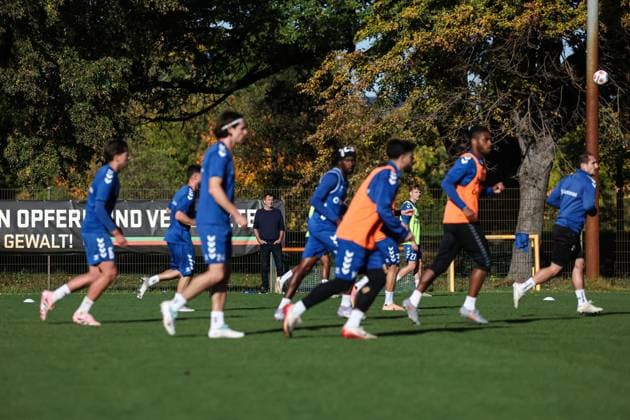 Geschäftsführer Otmar Schork (1. FC Magdeburg) und Spieler unscharf - 2. Fußball Bundesliga Saison 2025-2026 Training 1. FC Magdeburg an der Avnet Arena in Magdeburg - Fußball,Mann,Männer,Deutschland,13.10.2025