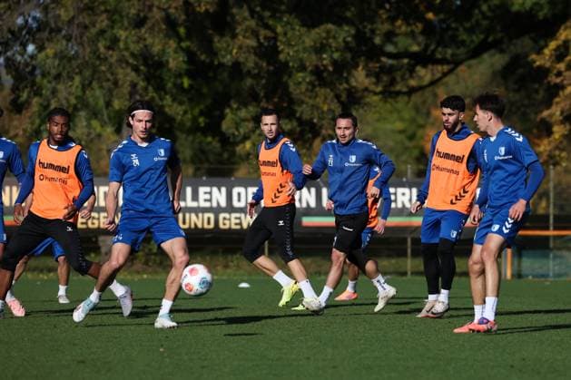 v.l. Ado Onaiwu (1. FC Magdeburg,45), Jean Hugonet (1. FC Magdeburg,24), Falko Michel (1. FC Magdeburg,21), Baris Atik (1. FC Magdeburg,23), Abu-Bekir Ömer El-Zein (1. FC Magdeburg,14), Noah Pesch (1. FC Magdeburg,10) - 2. Fußball Bundesliga Saison 2025-2026 Training 1. FC Magdeburg an der Avnet Arena in Magdeburg - Fußball,Mann,Männer,Deutschland,13.10.2025