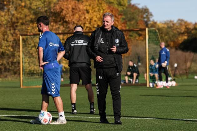 Trainer Petrik Sander (1. FC Magdeburg) und Samuel Loric (1. FC Magdeburg,2) - 2. Fußball Bundesliga Saison 2025-2026 Training 1. FC Magdeburg an der Avnet Arena in Magdeburg - Fußball,Mann,Männer,Deutschland,13.10.2025