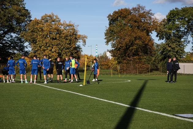 Geschäftsführer Otmar Schork (1. FC Magdeburg) mit Trainer Petrik Sander (1. FC Magdeburg), links steht die Mannschaft im Spielerkreis - 2. Fußball Bundesliga Saison 2025-2026 Training 1. FC Magdeburg an der Avnet Arena in Magdeburg - Fußball,Mann,Männer,Deutschland,13.10.2025